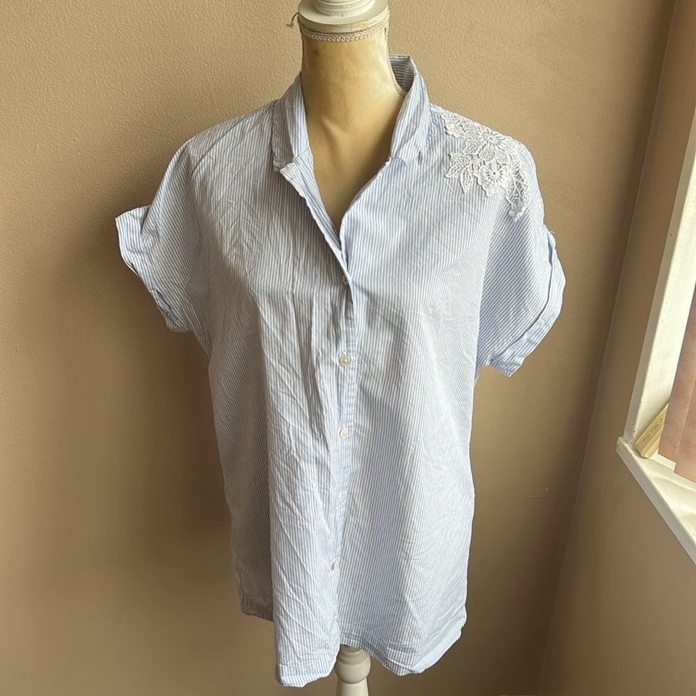 Frette Women’s Top Blouse Sz L Blue White Striped Lace Patch ST1925